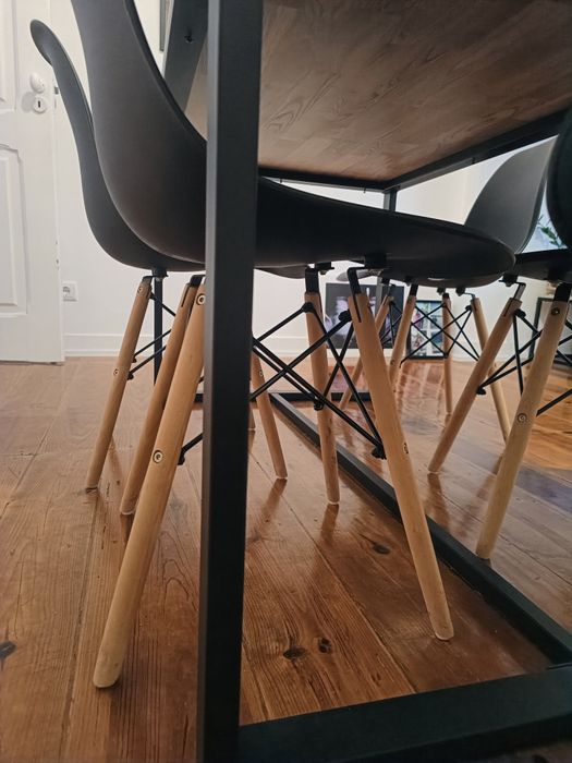 Vendo conjunto mesa e 4 cadeiras