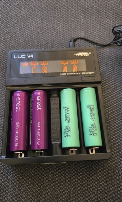 Ładowarka akumulatorów Efest LUC V4 – 4 kanały, LCD + 4 akumulatory 18650 w zestawie