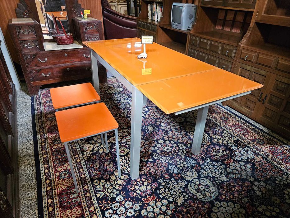 Conjunto de mesa em metal tampo em vidro e dois