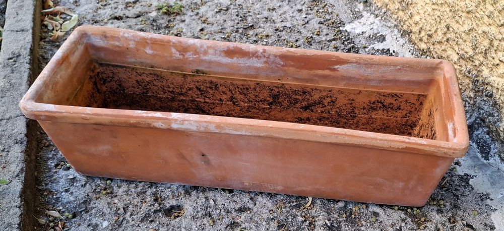 Floreiras em barro e plastico