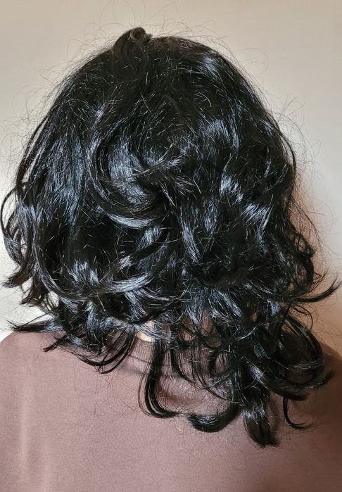 Peruka czarna z półdługimi włosami