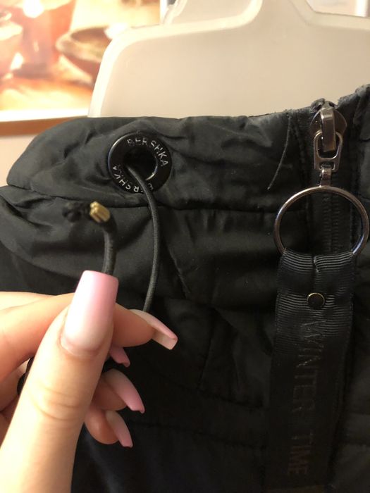 Czarna dluga kurtka zimowa bershka puchowa z kapturem parka