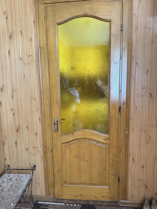 деревяні двері.