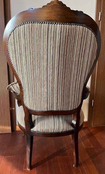 Antyk. Piękny rzeźbiony fotel ludwikowski. Starannie odrestaurowany.