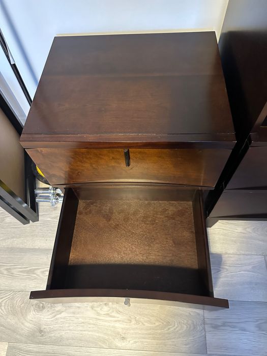 Conjunto cômoda e mesa de cabeceira robustas e funcionais