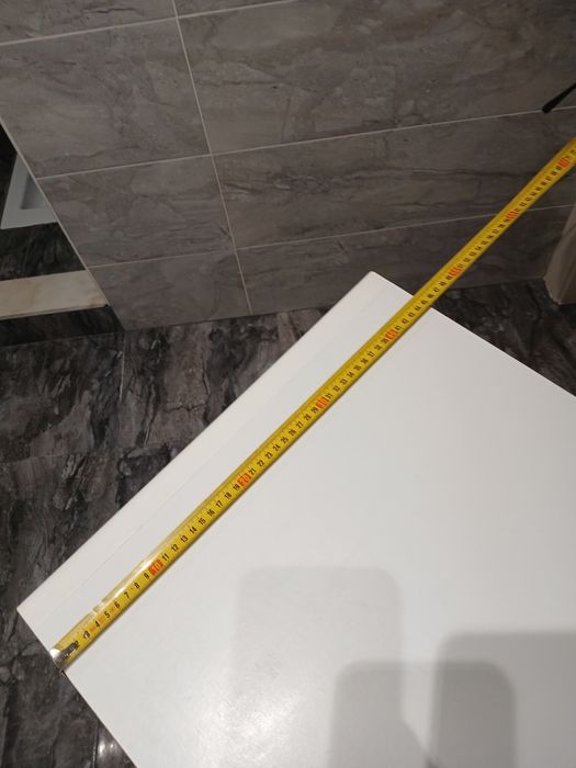 Cómoda branca com gavetas