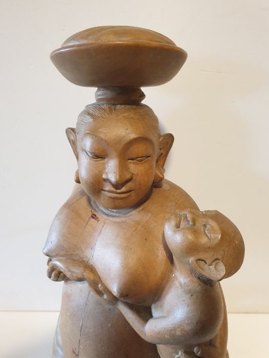 Antiga e rara escultura de Mãe Buda em madeira esculpida