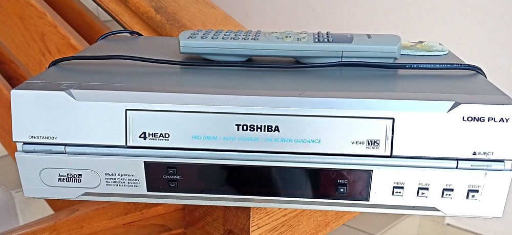 Видеомагнитофон Toshiba V-E40.