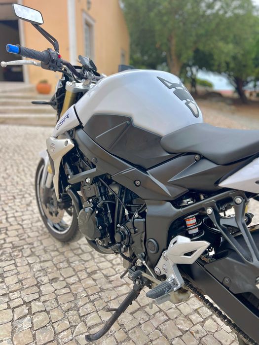 Suzuki GSR 750