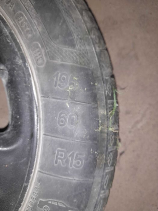 Jantes com pneus praticamente novos