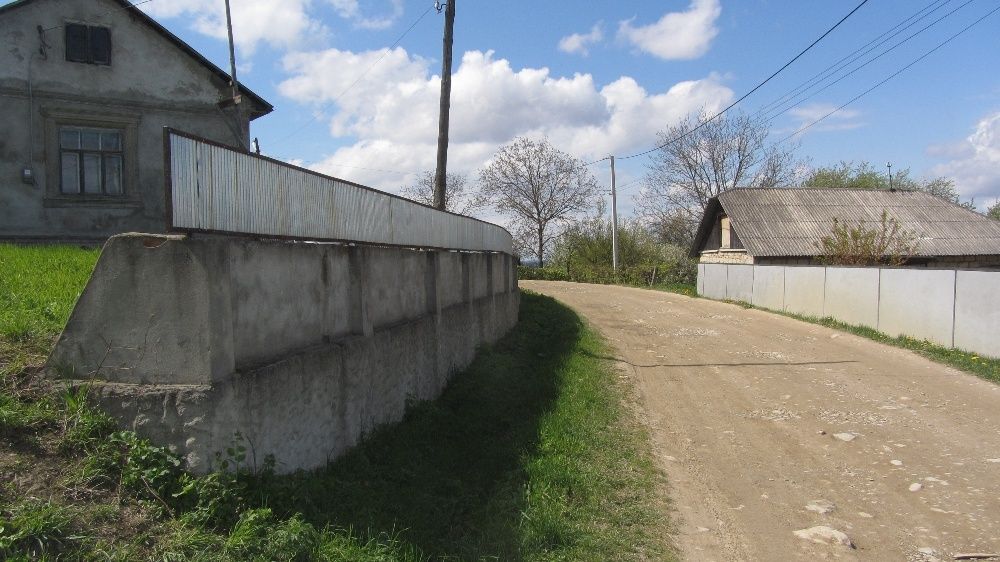 Продам 4 кімнатни будинок 35 км від Чернівців ,село Ржавенці