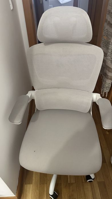 Cadeira secretaria branco  com rodas e ajuste de altura