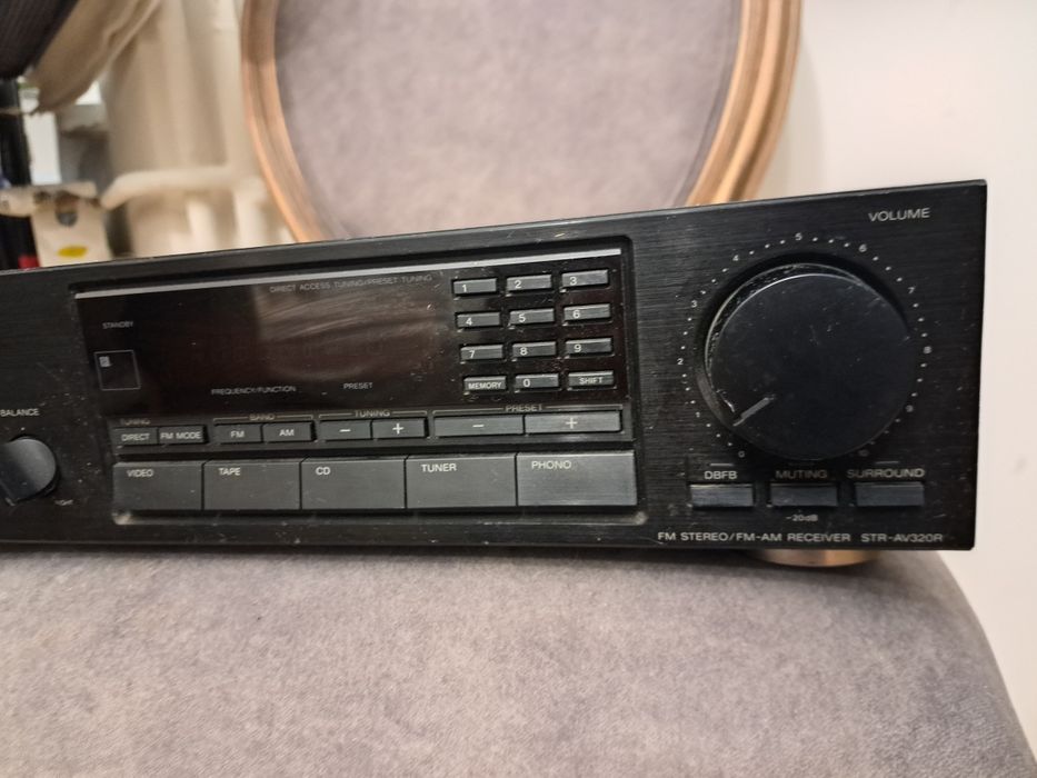 Amplituner Sony STR-AV320
Jest to centrum sterowania audio/wideo (Audi