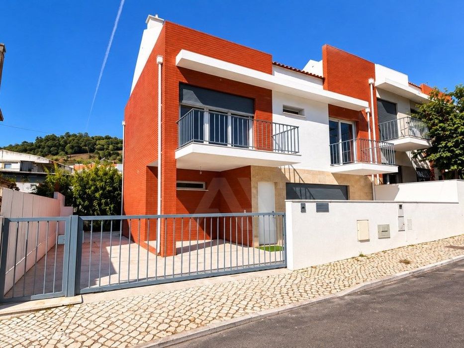Moradia Geminada T4 com jardim e lugar de Estacionamento em Mina de...