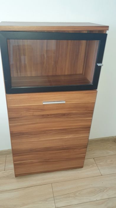 Komoda z jedną witryną