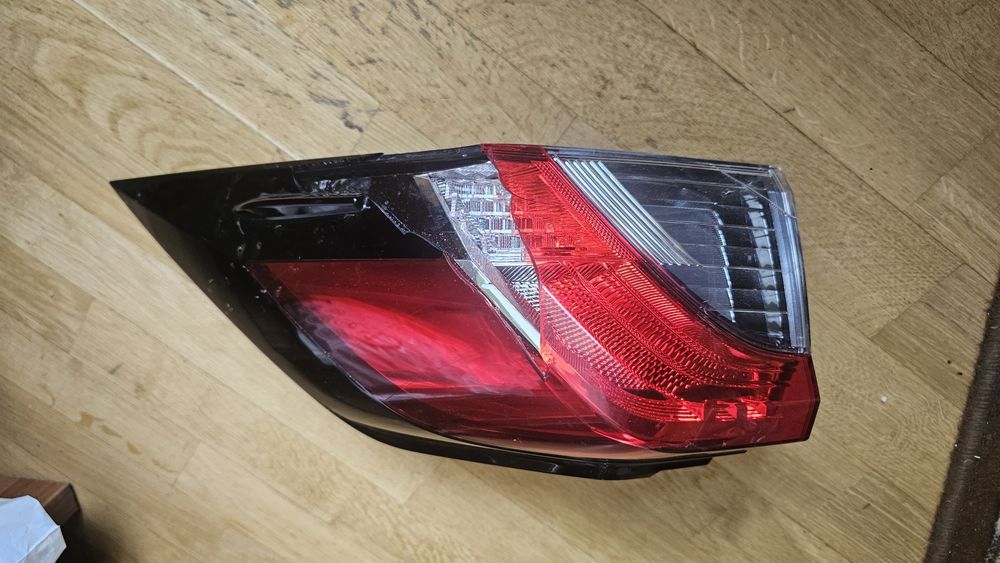 Ліхтар задній для Toyota RAV4 2019- , лівий з дефектом (фото)