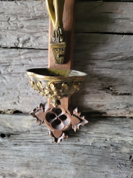 Rzeźbiony drewniany krzyż neogotycki kropielnica do kościoła