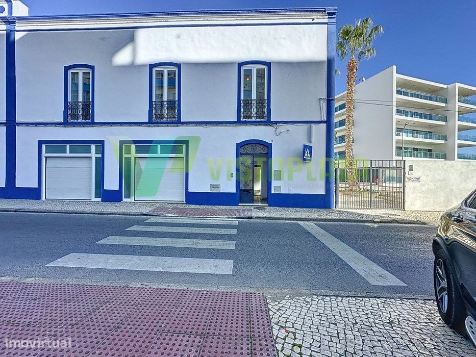 Moradia Geminada T2+2 Remodelada com Garagem, Espaço Exterior e Exc...