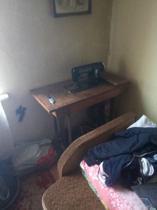 Maszyna do szycia Łucznik zabytek na stoliku