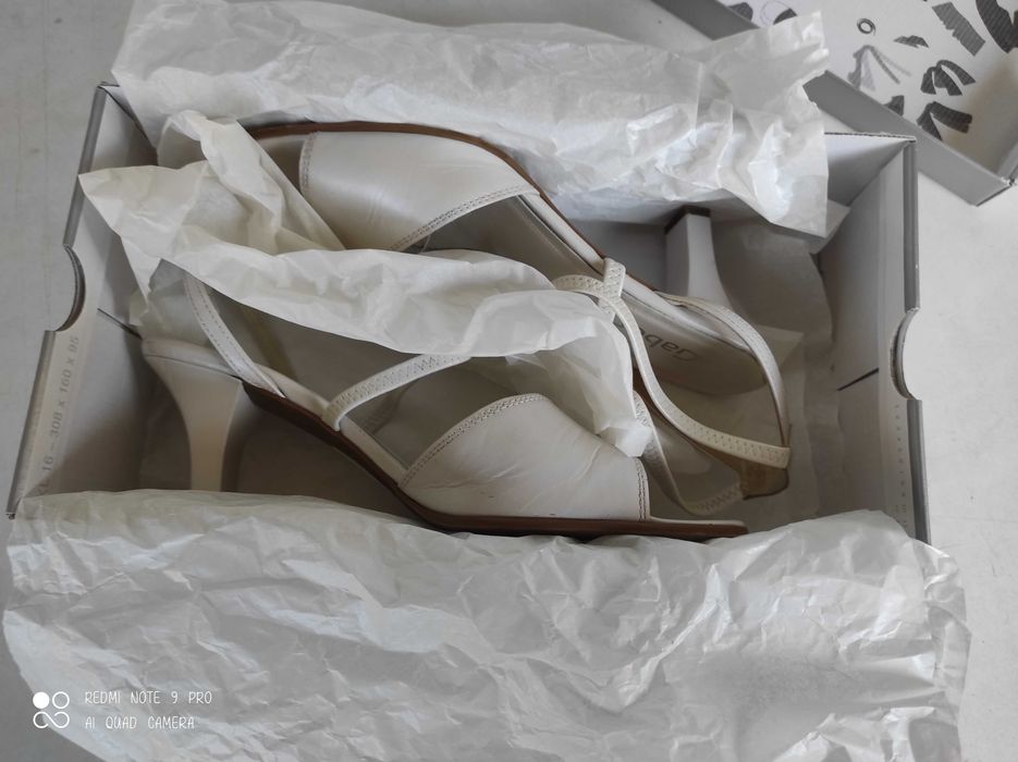 Босоножки молочные бежевые 39  размер 25 см