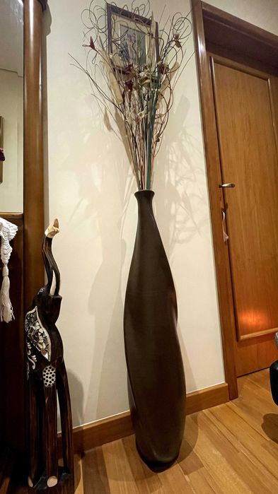 Jarrões castanhos de decoração