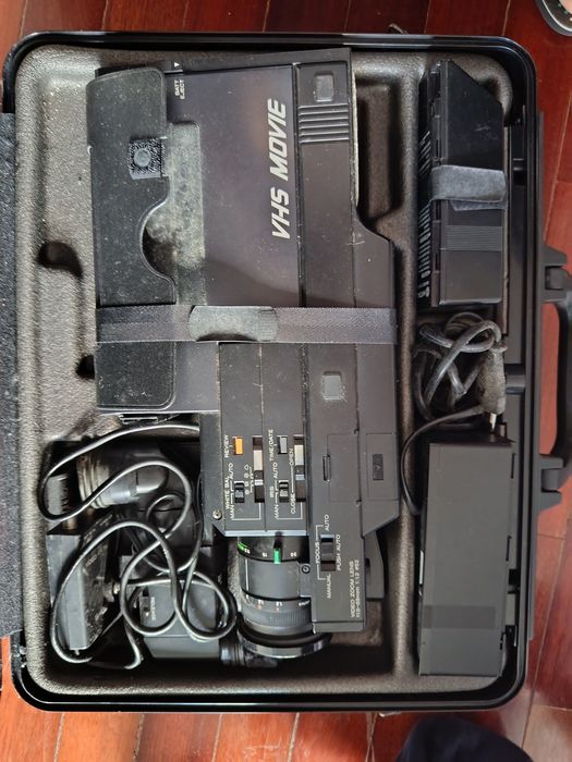 Câmara de Vídeo Antiga Hitachi VHS Movie + Mala Rígida e Acessórios