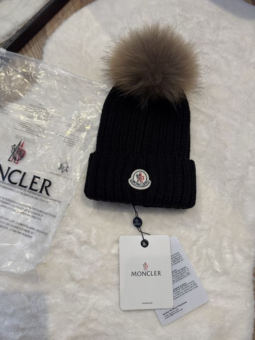 Шапка moncler жіноча вʼязана з натуральним хутром
