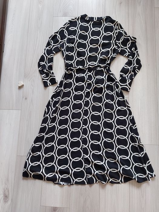 Elegancka sukienka koszulowa maxi midi w geometryczny wzór M