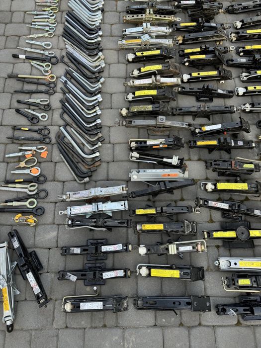 Домкрати оригінальні для автомобілів VW Fiat Skoda Toyota Renault інші