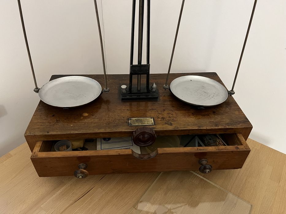 Waga apteczna antyczna drewno