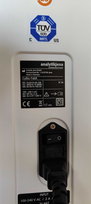 Stacja pipetująca wraz z pipetami, wyposażenie laboratorium