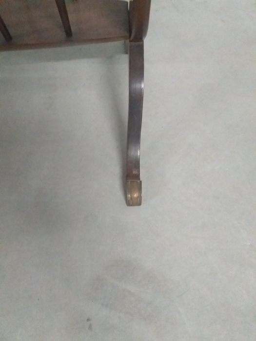 Mesa de apoio com porta revistas.