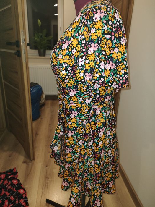 Sukienka w kwiaty Sinsay rozmiar XS