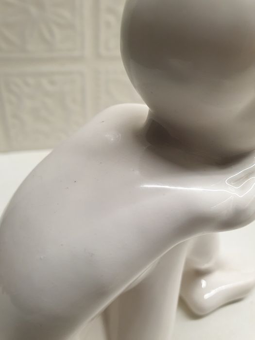 Figurka. Dziewczyna zamyślona.