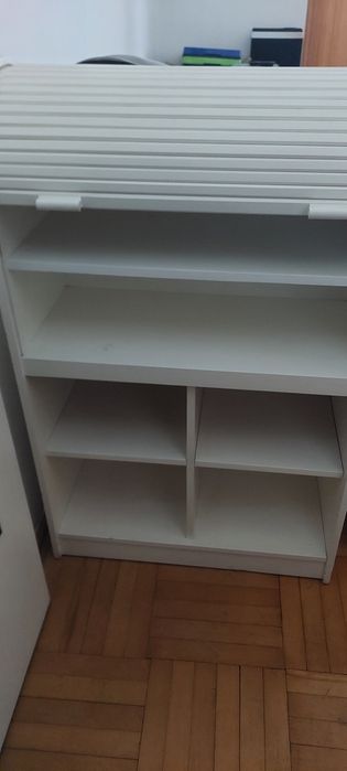 Etażerka widoczną na zdjęciach