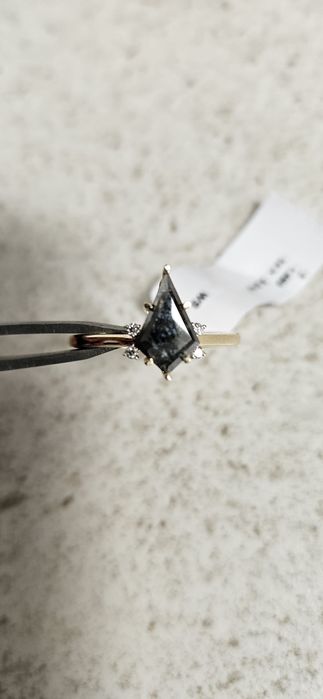 Pierścionek zaręczynowy z diamentem