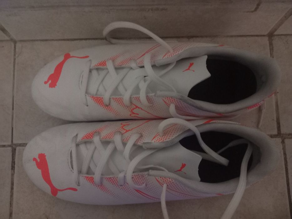 Chuteiras e caneleiras