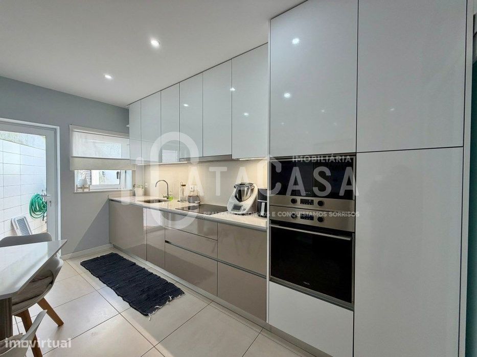 Apartamento T3 Duplex no centro de Esgueira para venda