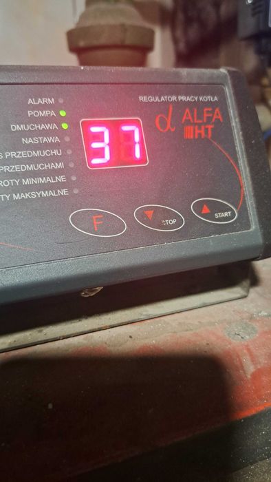Regulator pracy oraz pompa do pieca CO.