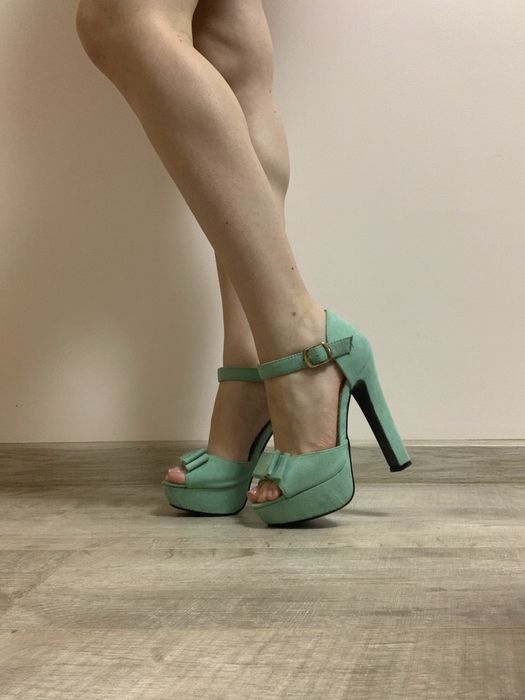 Босоніжки на підборах