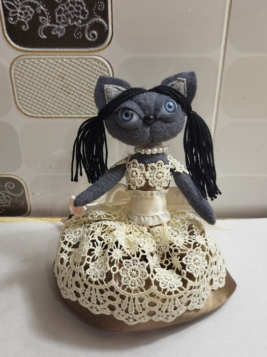 Игрушка Кошечка Киця из фетра интерьерная, ручная работа