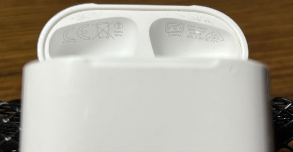 Бокс наушников  Air Pods ( model A 1602) за все.