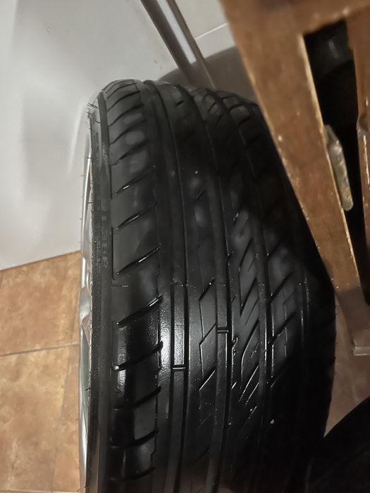 Jantes porsche com peneus vendo o conjunto