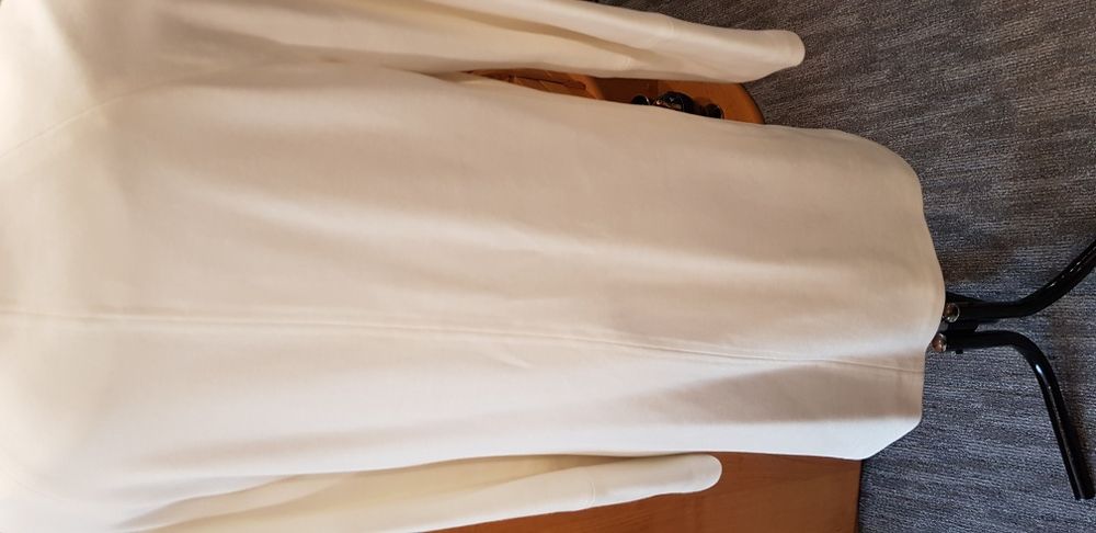 Biały płaszcz damski