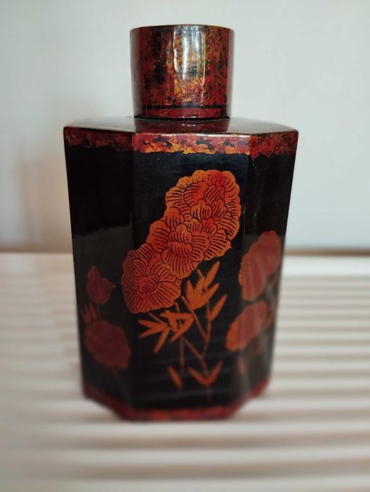 Moinho de café, bule e caixa antigos