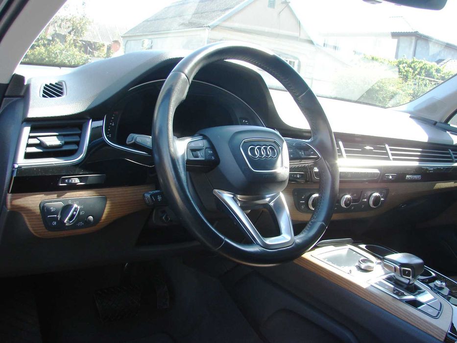 Audi Q7 3.0 турбо 2017 год (7 МЕСТ) на коже с панорамой