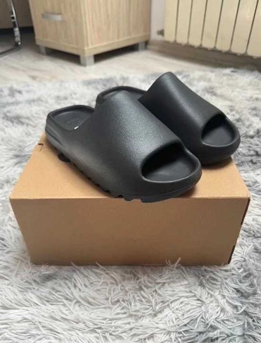 adidas Yeezy Slide / 40.5