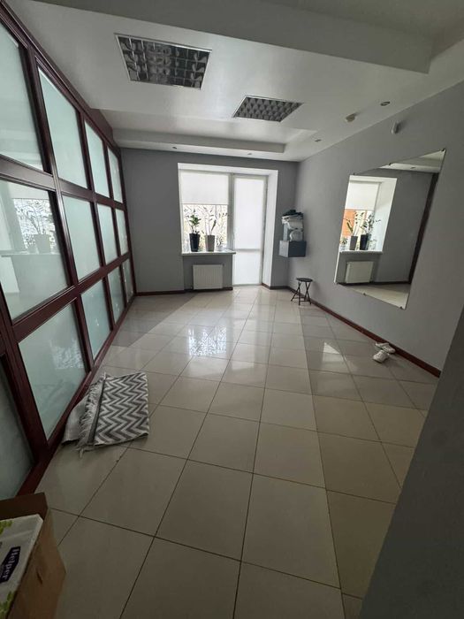 Окремий кабінет 16м2 в комерційному приміщенні по вул. Лялі Ратушної