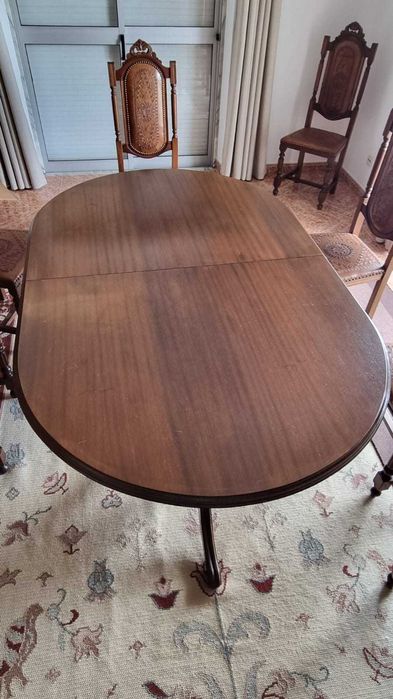 Conjunto Mesa e 8 Cadeiras em Madeira Vintage