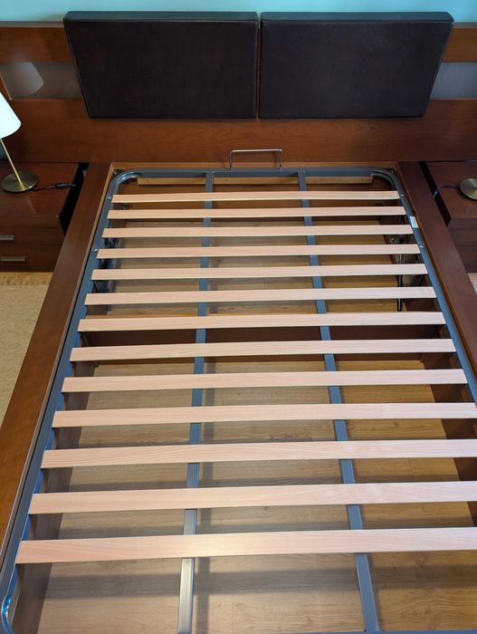 Cama Casal em Madeira com Sommier Elevatório + 2 Mesas de Cabeceira (+ Opção Colchão)
